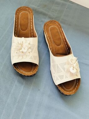 Women’s White Floral Slide Sandals with Cushioned Footbed